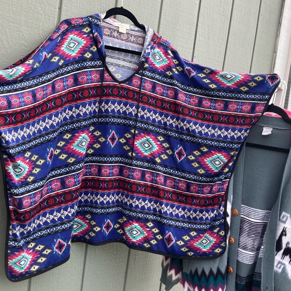 Belle du jour Aztec boho hippie patterned hooded poncho - Picture 3 of 9